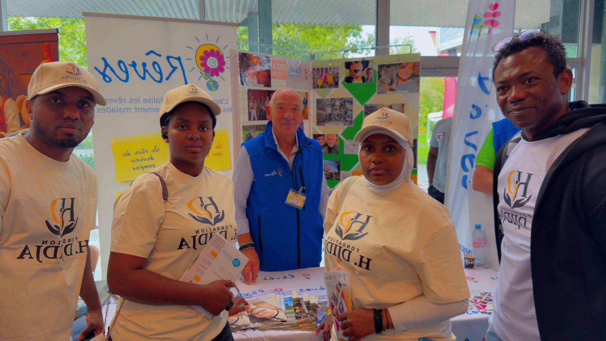 L'équipe de la Fondation H.DJIDJA sur un stand associatif à Lille, en France